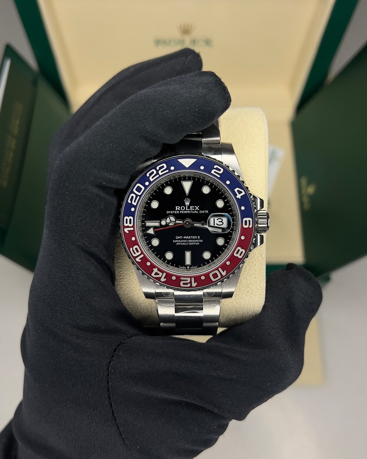 VS Factory GMT-Master II Pepsi Oyster-style 40mm watch with red blue bezel