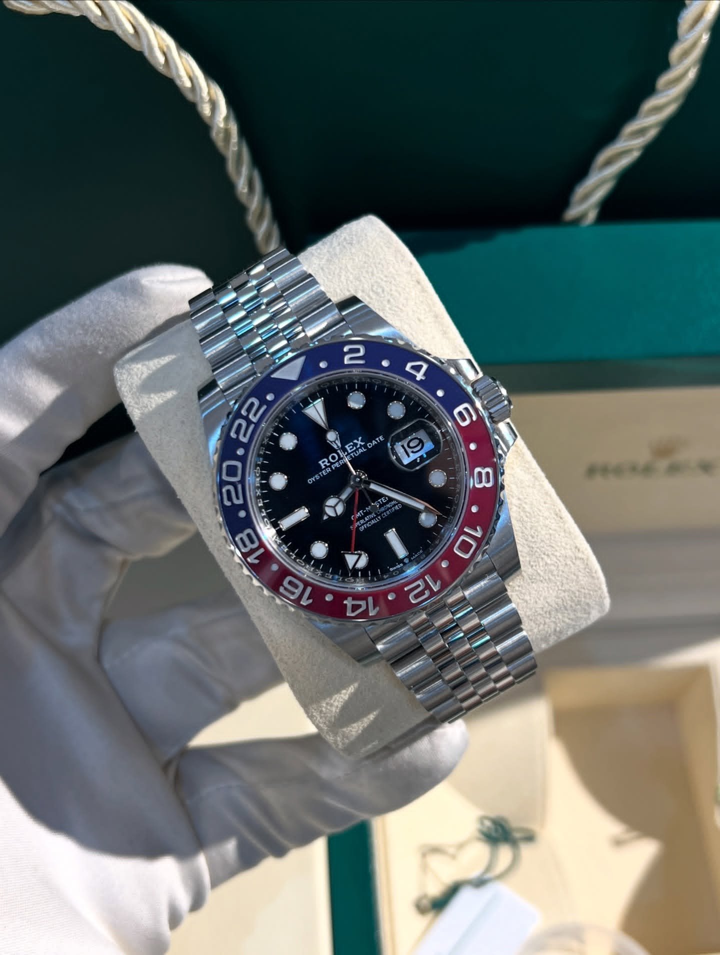 VS Factory GMT-Master II Pepsi-style 40mm watch with red blue bezel