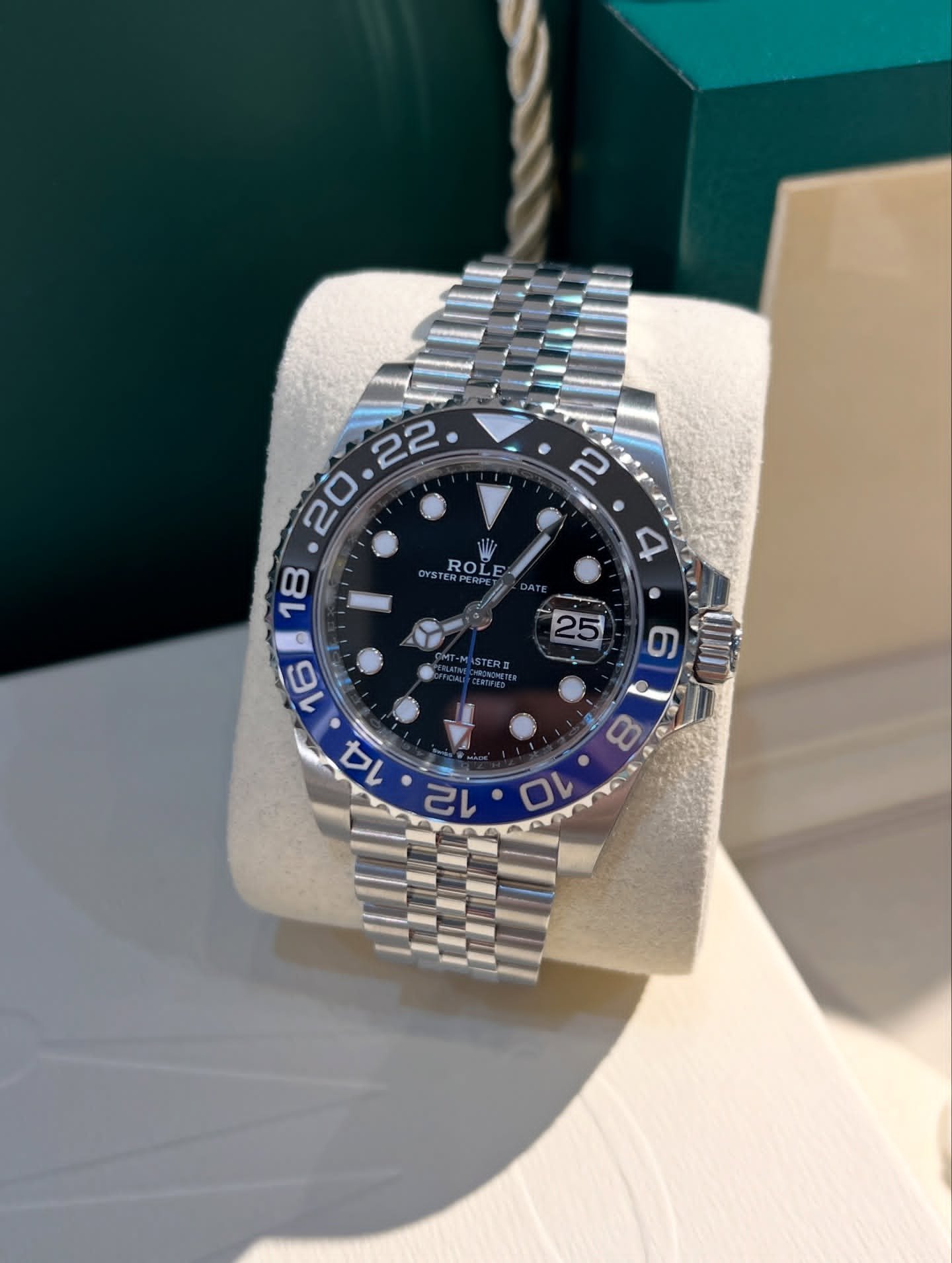 VS Factory GMT-Master II Batgirl 126710BLNR 40mm, Black Dial, Blue/Black Ceramic-Style Bezel, 904L Steel, 3285-Style GMT Movement, Jubilee Bracelet - Image 4