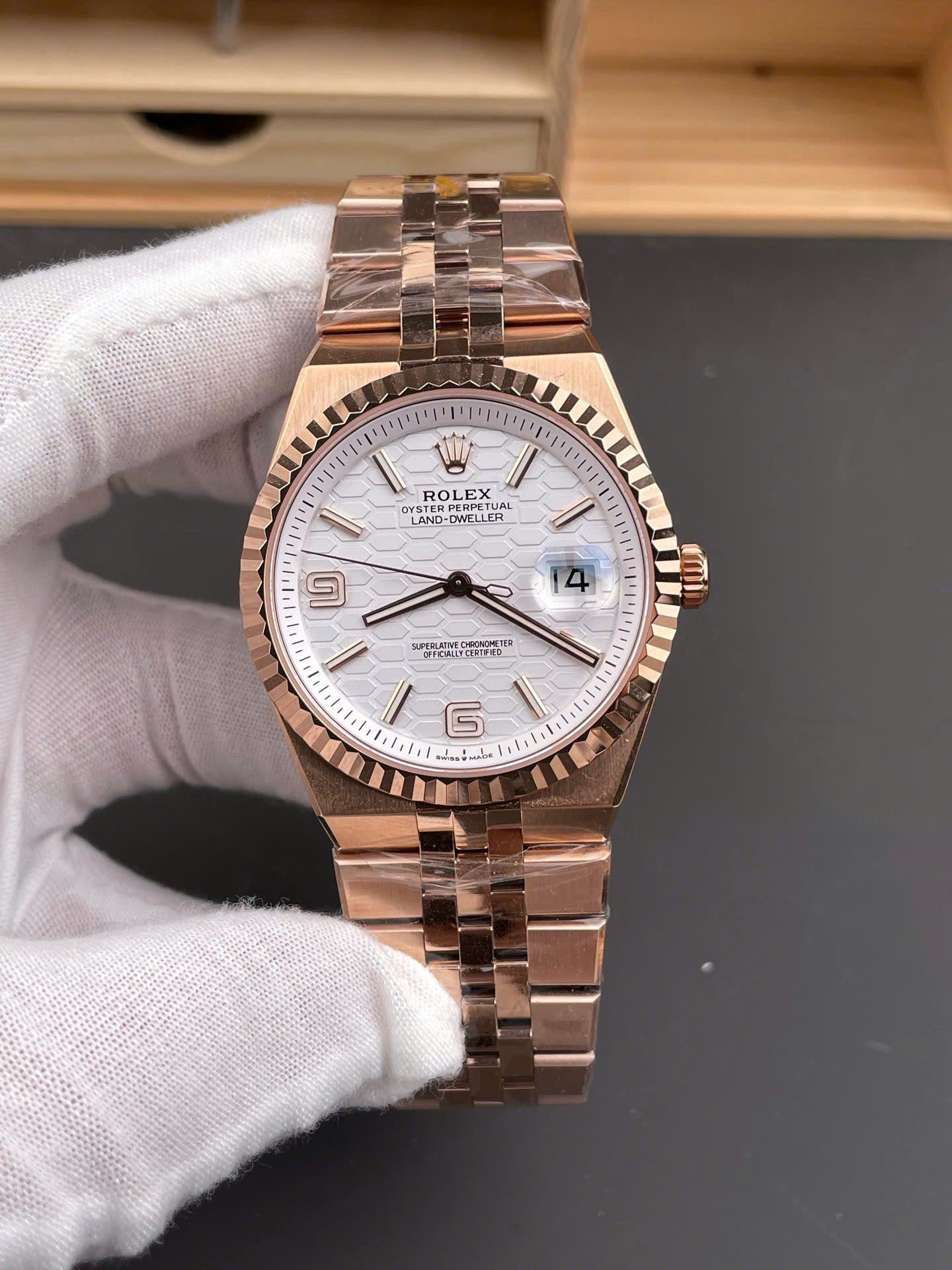 ES Factory Rolex Land-Dweller 40mm Rose Gold, Integrated Flat Jubilee Bracelet, Automatic Movement - Image 3