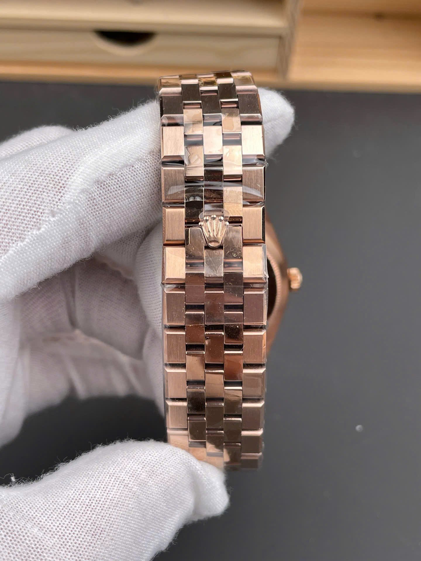 ES Factory Rolex Land-Dweller 40mm Rose Gold, Integrated Flat Jubilee Bracelet, Automatic Movement - Image 6